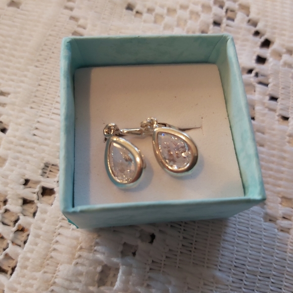 *NEW* Pear shaped Silver earrings(925)+ crystal - Picture 2 of 2